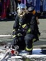 Een brandweerman in Zagreb beschermt zijn gezicht met een hittewerend goud-vizier dat in zijn helm is ingebouwd.