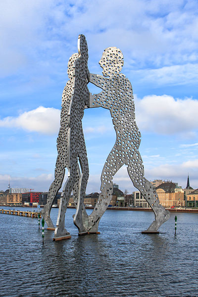 File:Molecule Man - Berlin - 2013.jpg