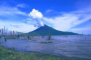 Вигляд на вулкан з озера Манагуа