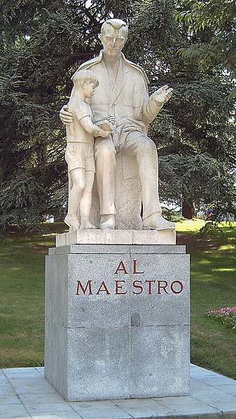 File:Monumento al Maestro (V. Ríos) Madrid 01.jpg