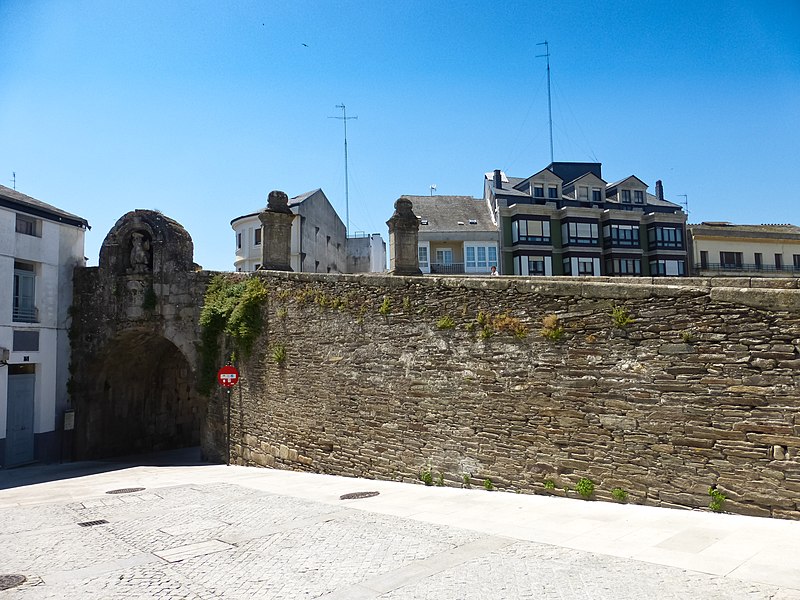 File:Muralla romana de Lugo, salida de la Praza de Pio XII.jpg