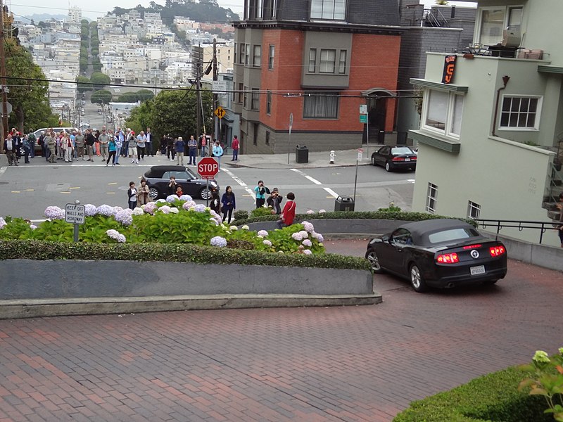 File:Mustang in Lombard street, CA, USA (9479383947) (2).jpg