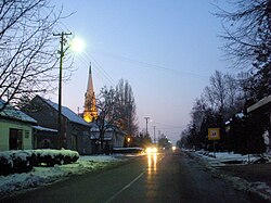 Főutca és a római katolikus Mária neve temploma