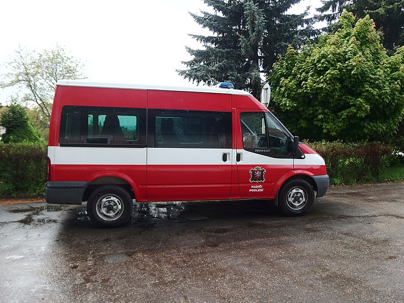 File:Němčí (Podlesí), hasičské auto.JPG