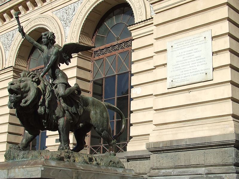 File:Napoli - Piazza Borsa - Lapide 12-09-43.jpg