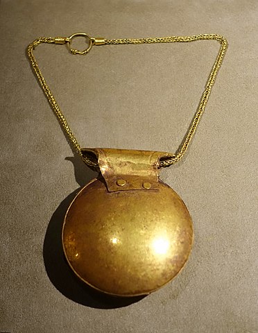 Necklace with Bulla, Ostia, Augustan age, gold. Vatican Museum, Rome. Public domain image, Wikipedia commons.