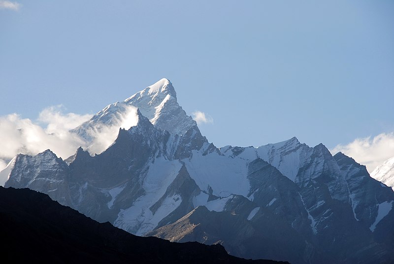 File:NunKun panorama, Kun 7089 m as seen from Suru Valley from some 20,5 km distance, Detail - panoramio.jpg