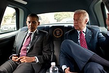 "מכונית נשיא ארצות הברית קאדילק DTS" (משמאל: הנשיא ברק אובמה, מימין: סגן הנשיא ג'ו ביידן)
