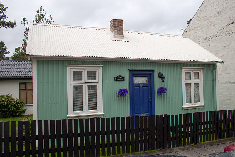 File:Old house in Reykjavík city center-2.jpg