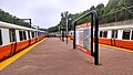 Platform pulau di atas di stesen Roxbury Crossing di sistem kereta bawah tanah Orange Line Boston.