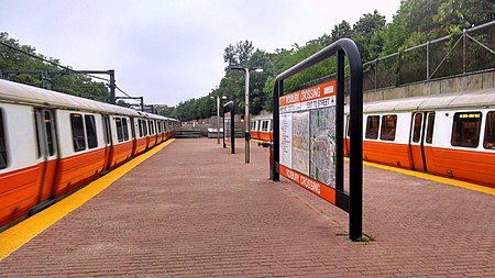 Fail:Orange_Line_trains_at_Roxbury_Crossing,_May_2014.jpg