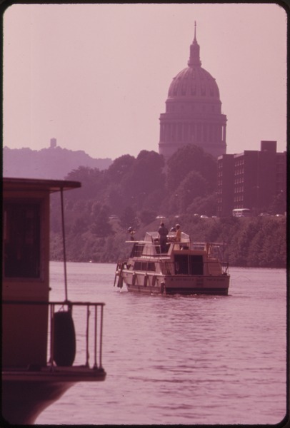 File:PLEASURE BOAT LEAVES THE KANAWHA CITY DOCKS FOR A CRUISE DOWN THE KANAWHA RIVER. IN THE BACKGROUND IS THE STATE... - NARA - 551147.tif