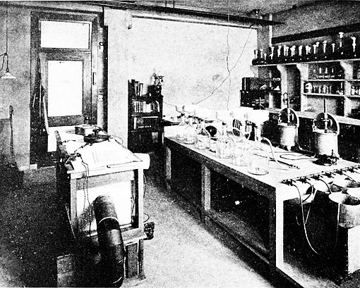 PSM V86 D522 One of the research laboratories of the mellon institute.jpg