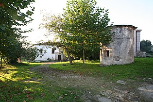 Torre con el palacio al fondo.