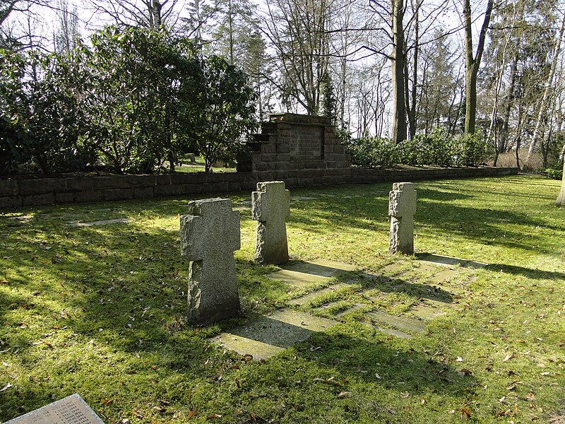 File:Parchim Neuer Friedhof Soldatengräber 2012-03-23 558.JPG