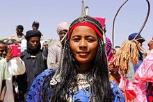 Uma mulher Toubou em traje tradicional