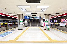 Dawang Lu station platform Platform of L1 Dawanglu Station (20210826140838).jpg