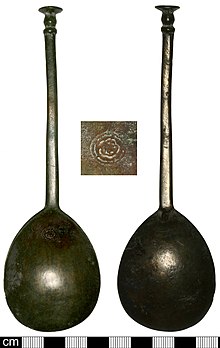 https://upload.wikimedia.org/wikipedia/commons/thumb/6/6c/Post_Medieval_Seal_Top_Spoon_%28FindID_221156%29.jpg/220px-Post_Medieval_Seal_Top_Spoon_%28FindID_221156%29.jpg