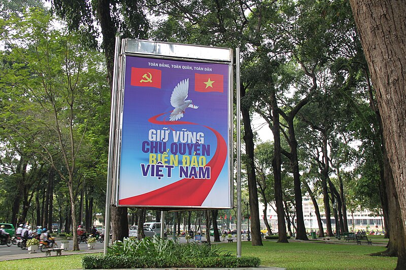 File:Poster in park (9981941833).jpg