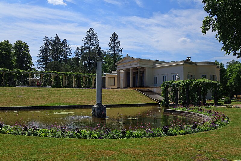 File:Potsdam Schloss Charlottenhof 1705.jpg