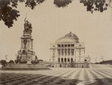 Amazon Theatre in 1906, the most significant expression of wealth in the city during the rubber era. Praca Sao Sebastiao e Teatro Amazonas, Manaus (AM).tif