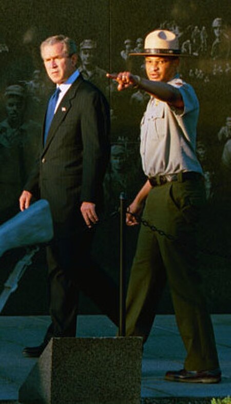 Fail:President George W. Bush and U.S. Park Ranger Lance Hatten Tour the Korean War Veterans Memorial in Washington, D.C.jpg