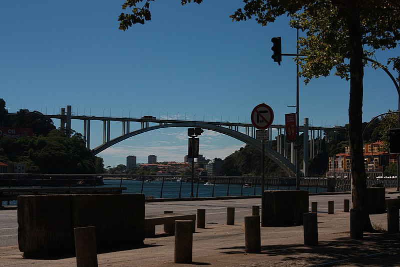 File:Puente de la Arrábida (50687592622).jpg