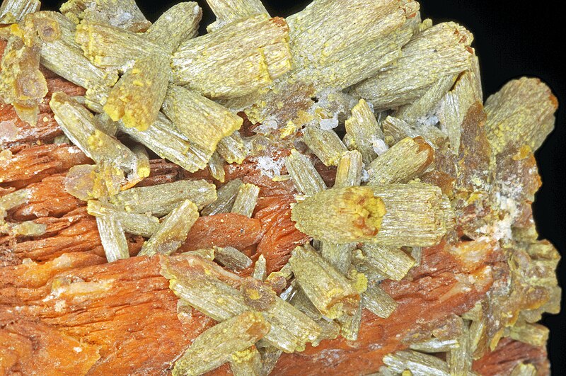 File:Pyromorphite, wulfenite.jpg