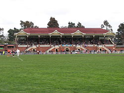 A full grandstand at the Queen Elizabeth Oval for the 2007 Grand Final of the Bendigo Football League Queen Elizabeth Oval Bendigo VIC.jpg