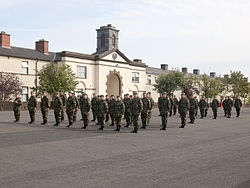 Новобранци и потенциални подофицери от 1-ва Южна бригада RDF, които имаха парада за преминаване в казармата Stephens казарма Килкени (8018906043) .jpg