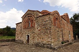 Die rote Kirche in Vourgareli