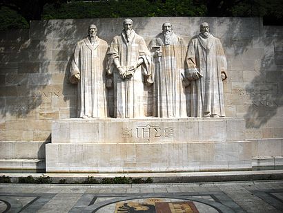 So kommt man zu Monument International De La Réformation mit den Öffentlichen - Mehr zum Ort Hier