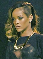 Rihanna Diamonds World Tour 2013 a decupat 2.jpg