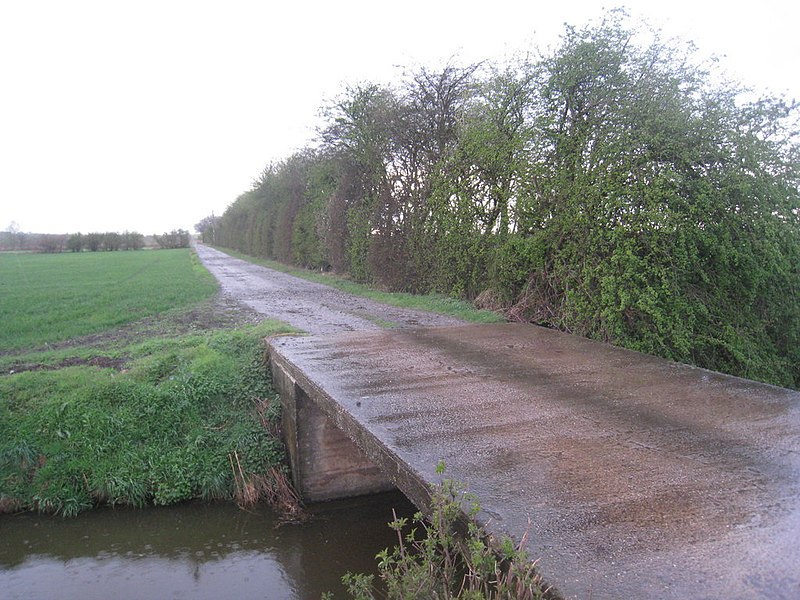 File:Roadway to Westwoodside Coarse Fishery - geograph.org.uk - 2339771.jpg