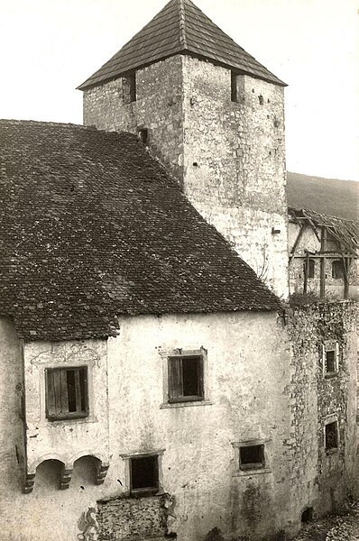 File:Romanski stolp okoli 1940.jpg