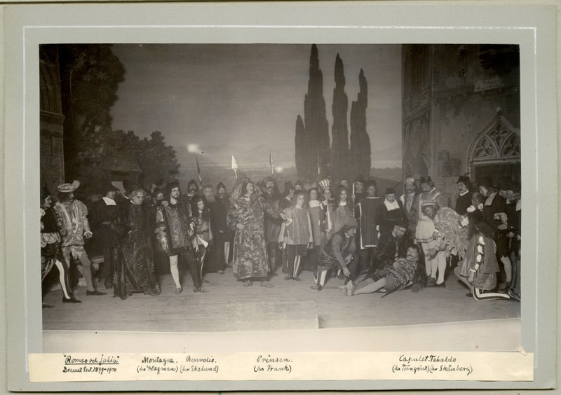 File:Romeo och Julia, Dramatiska teatern 1900. Föreställningsbild - SMV - H10 035.tif