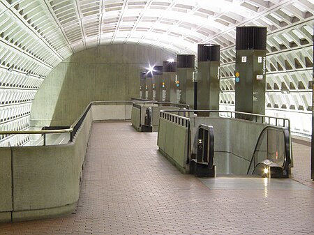 ไฟล์:Rosslyn_station_showing_upper_level_platform_pylons.jpg