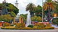 la piazza sullo sfondo il Faro