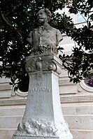 Памятник учёному Антуану Мариону в Марселе.