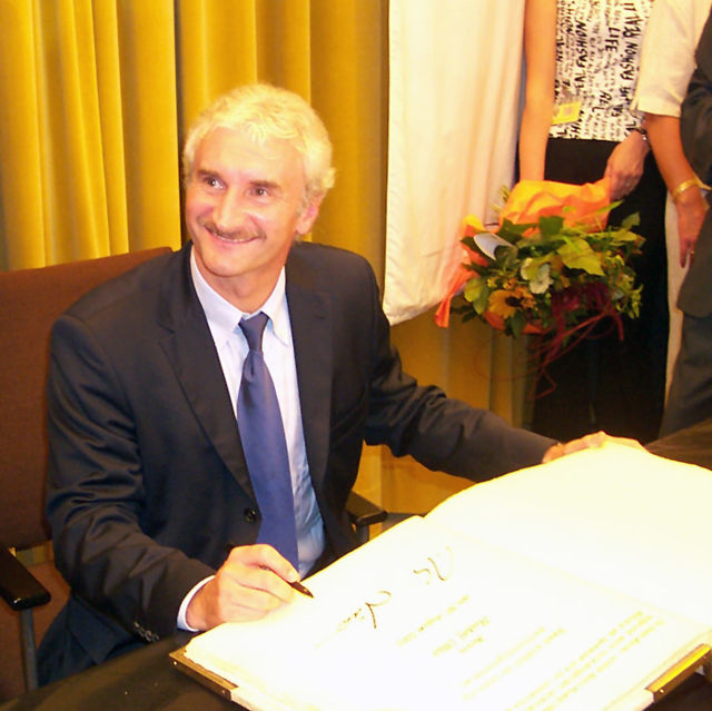 Völler signs the book of his hometown Hanau, 2002.