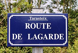 Rue du village de Tarasteix (Hautes-Pyrénées) 1.jpg