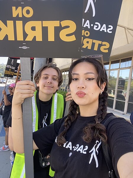 File:SAG-AFTRA Strikers.jpg