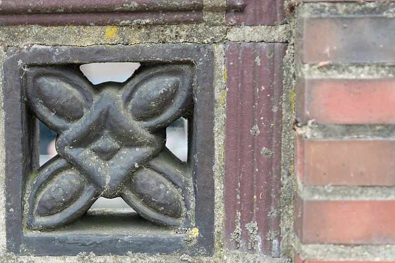 File:Saarlandbrücke (Hamburg-Winterhude).Bauschmuck.Kuöhl.Detail.3.21970.ajb.jpg