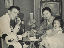 妻の益子、娘の中井貴惠とともに（1960年）