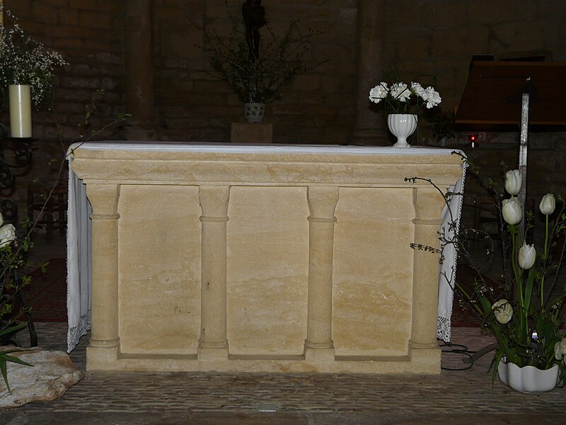 File:Saint-Geniès église autel.JPG