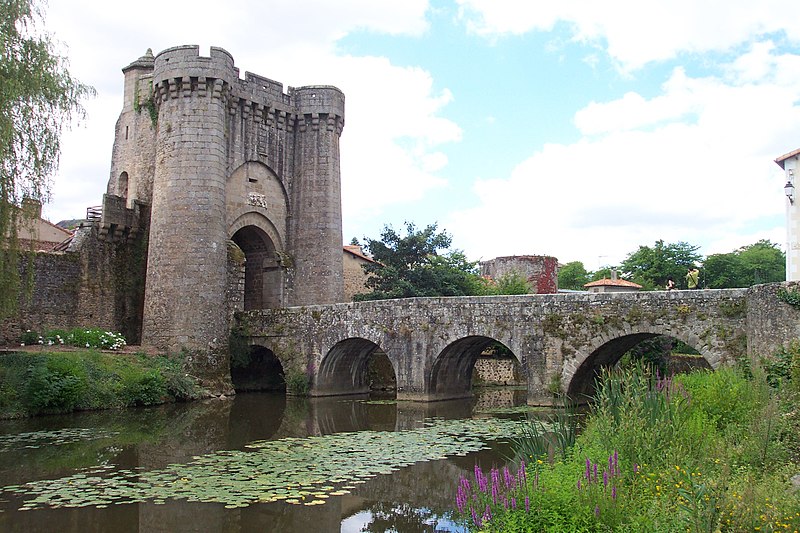 File:Saint-Jacques Gate Parthenay.jpg