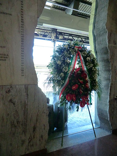 File:Sala d'attesa della Stazione Ferroviaria di Bologna, 32 anni dopo7.JPG