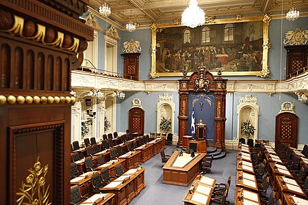 De Salon van de Nationale Assemblee - of "Blauwe Kamer" - waar sinds 1936 een kruisbeeld boven de zetel van het voorzitterschap is geïnstalleerd.