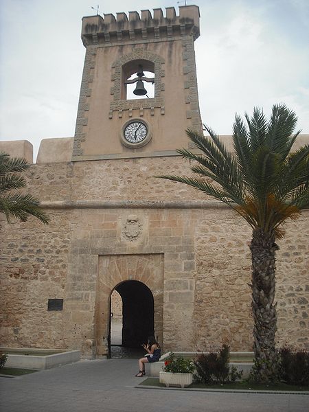 File:Santa Pola. Castillo. Puerta este 3.JPG