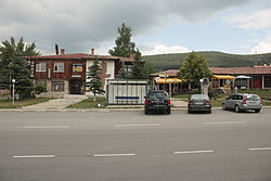 Центърът на Саранци с Подбалканския път, минаващ през него